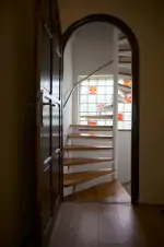 točité schodiště spojuje přízemí s podkrovím a suterénem