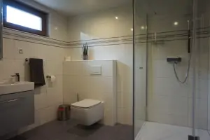 koupelna se sprchovým koutem, WC a umyvadlem v suterénu