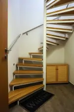 točité schodiště - sestup do suterénu