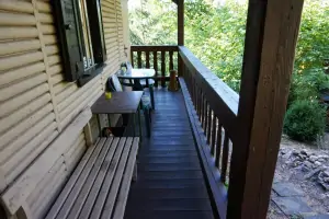malá terasa při vstupu do chaty