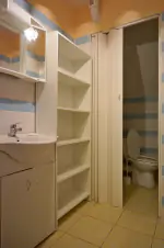 samostatné WC s umyvadlem