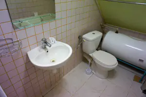 pokoj s dvojlůžkem, rozkládacím gaučem pro 1 osobu a samostatným WC s umyvadlem