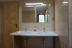 koupelna se 2 umyvadly, 2 sprchovými kouty a pračkou