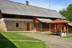 v bývalé stodole je umístěna herna (stolní tenis) a vinárna