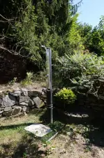 zahradní sprcha na zahradě u chaty
