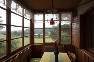 veranda s jídelním koutem s výhledem k rybníku Valcha