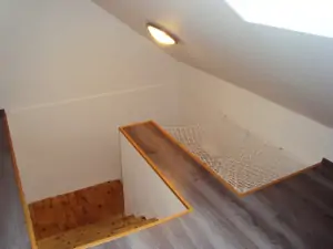 schodiště do podkroví (u schodiště není zábradlí, pouze ochranná síť)