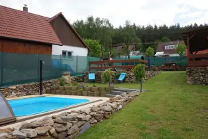 na zahradě se nachází zapuštěný bazén (4 x 3 x 1,2 m)