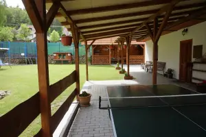 stolní tenis na zastřešené terase