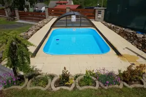 zapuštěný bazén (4 x 3 x 1,2 m)