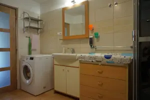 umyvadlo a pračka v koupelně
