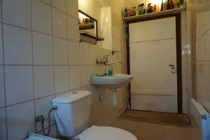 koupelna s vanou, umvyvadlem a WC