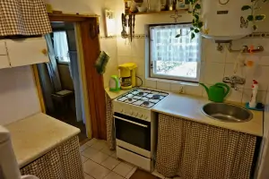 kuchyňka je vybavena základním nádobím pro vaření a stolování 5 osob