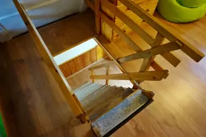 příkré schody do podkrovní ložnice