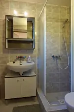 koupelna se sprchvovým koutem, umyvadlem a WC