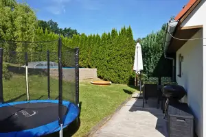 děti na zahradě ocení trampolínu