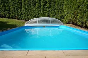 zapuštěný bazén (4 x 3 x 1,2 m) s odsuvným zastřešením