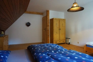 ložnice s dvojlůžkem a lůžkem