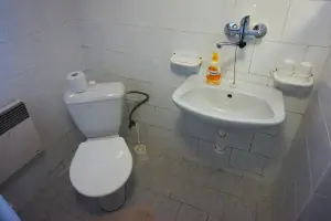 koupelna č. 1 se sprchovým koutem, umvyvadlem a WC v přízemí