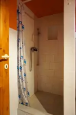 koupelna č. 2 se sprchovým koutem, umvyvadlem a WC v přízemí