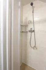 sprchový kout v koupelně v prvním patře