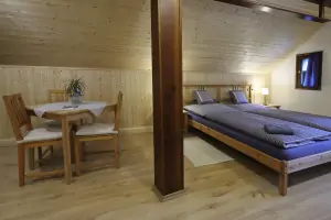ložnice s dvojlůžkem a rozkládacím gaučem v prvním patře