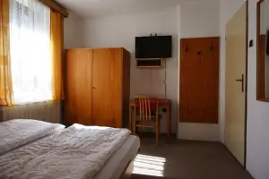 průchozí ložnice se 2 lůžky, TV a koupelnou v prvním patře