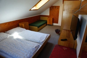 3-lůžková ložnice s TV a koupelnou v podkroví