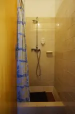 samostatný sprchový kout v podkroví