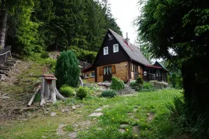 chata Dolní Bečva leží v chatové rekreační oblasti v malebném prostředí pod lesem