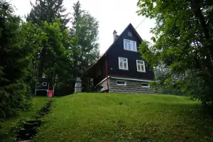 chata Malenovice leží v malebném horském prostředí přímo u lesa