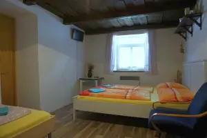 ložnice s dvojlůžkem a lůžkem