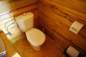 samotatné WC v přízemí