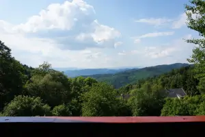 překrásný výhled do okolí z balkonu
