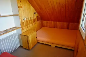 ložnice se sníženým dvojlůžkem v podkroví