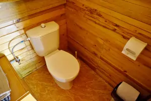 samotatné WC v přízemí