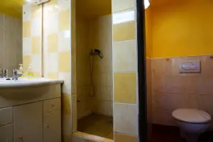 koupelna v suterénu - sprchový kout, umyvadlo a WC