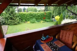 pohled z terasy do zahrady