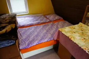 podkrovní otevřená ložnice se 2 lůžky a nafukovací matrací (přistýlka pro dítě do 12ti let)