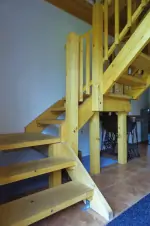 z obytné kuchyně vedou schody do podkroví
