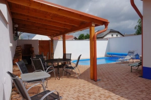 pergola s venkovním posezením a zapuštěný bazén