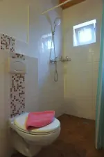 k ložnici s dvojlůžkem a lůžkem náleží koupelna se sprchovým koutem, WC a umyvadlem