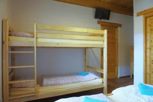 ložnice s dvojlůžkem a lůžkem (patrová postel byla odstraněna)
