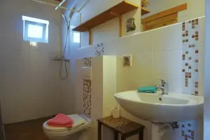k ložnici s dvojlůžkem a lůžkem náleží koupelna se sprchovým koutem, WC a umyvadlem