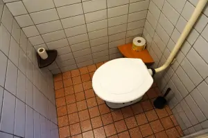 samostatné WC v suterénu chaty