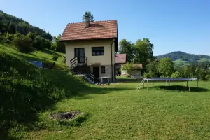 chata Malá Bystřice (starší foto ještě bez sudové sauny a koupací kádě) (trampolína na zahradě není k dispozici)