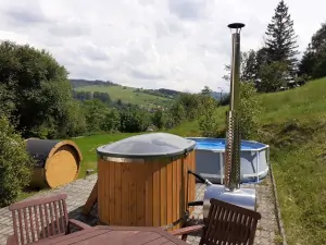 terasa s koupací kádí, bazénem a venkovním posezením