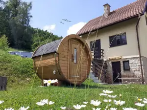 u chaty je k dispozici sudová sauna