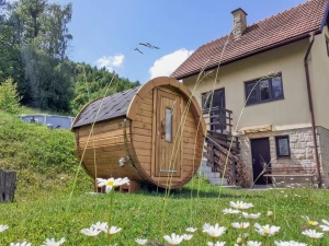 u chaty je k dispozici sudová sauna