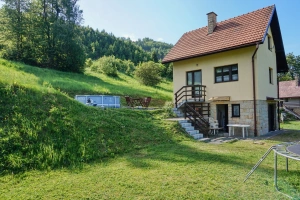 chata Malá Bystřice (starší foto ještě bez sudové sauny a koupací kádě)
